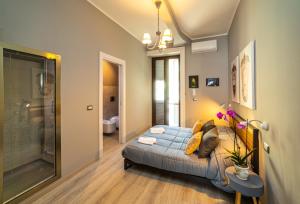 ein Wohnzimmer mit einem Sofa und einem Tisch in der Unterkunft LOFT85 - Self check-in centro! in Messina