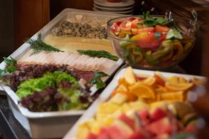 ein Buffet mit verschiedenen Speisen auf dem Tisch in der Unterkunft City Hotel Morris in Česká Lípa