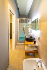 ein Bad mit einem Waschbecken und einer Dusche in der Unterkunft LOFT85 - Self check-in centro! in Messina