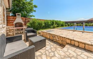 Bazén v ubytování Two-Bedroom Holiday Home In Lisane Tinjske nebo v jeho okolí + 31 fotografií