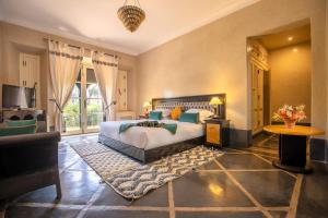 een slaapkamer met een bed en een woonkamer bij Janat Al Atlas Resort & Spa in Marrakesh