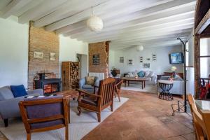 sala de estar con muebles y chimenea en L'Airial, Moustey en Moustey