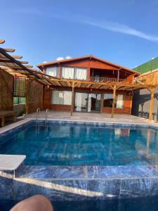 una gran piscina frente a una casa en Villa Vazgeçilmezim Deniz Manzaralı ,Sessiz,Sakin en Fethiye