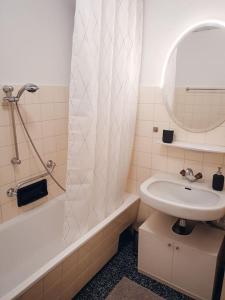 uma casa de banho branca com um lavatório e um espelho em Das Schmiedhofer in Bleiburg em Bleiburg
