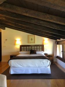 a bedroom with a large bed in a room at Hotel Torre Zumeltzegi in Oñate