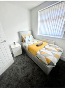 a bedroom with a bed and a window and a bed sidx sidx sidx at Modern 4 Bed - 10 mins to centre in Liverpool