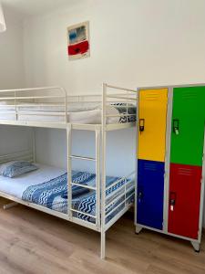 ヴィラ・ノヴァ・デ・ミルフォンテスにあるPirata hostel Milfontesの二段ベッド2組(ドアは開閉可能)が備わる客室です。