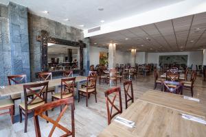 a dining room with wooden tables and chairs at Caybeach Sun in Playa Blanca