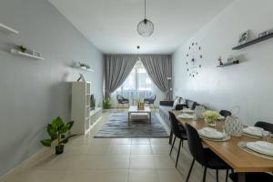 - une salle à manger et un salon avec une table et des chaises dans l'établissement Supurb 2 Bed Room Apt Sea Front (Side View), à Abu Dhabi
