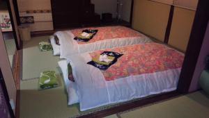 Dormitorio de juguete con 2 camas en una habitación en Female-Only Guesthouse Tomari-ya en Tondabayashi