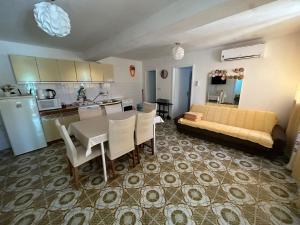 Kuchyň nebo kuchyňský kout v ubytování Apartmani Tina