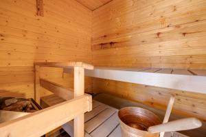 une cabane en bois avec un sauna dans l'établissement Himos Huili 1, à Jämsä