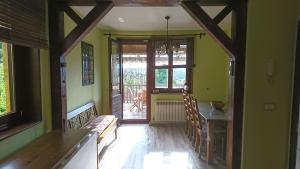 een keuken met groene muren en een tafel en een raam bij MARGASOL in Pedrezuela