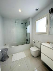 uma casa de banho com um WC, um chuveiro e um lavatório. em Can Sabatilla em Cadaqués