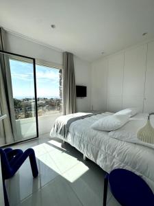 - une chambre avec un lit et une grande fenêtre dans l'établissement Can Sabatilla, à Cadaqués