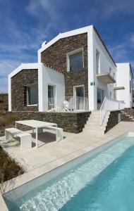 une villa avec une piscine en face d'une maison dans l'établissement Can Sabatilla, à Cadaqués