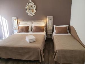 dos camas sentadas una al lado de la otra en un dormitorio en Hotel Villa Esedra, en Bellaria-Igea Marina