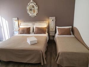 two beds sitting next to each other in a bedroom at Hotel Villa Esedra in Bellaria-Igea Marina