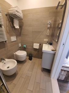 a bathroom with a toilet and a sink at Hotel Villa Esedra in Bellaria-Igea Marina