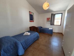 een slaapkamer met een bed en een bank erin bij Villa Zina, una terrazza sul mediterraneo. in Agrigento
