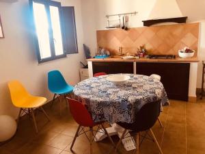 een keuken met een tafel en stoelen bij Villa Zina, una terrazza sul mediterraneo. in Agrigento