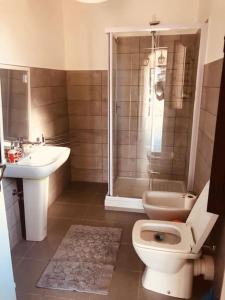 een badkamer met een toilet, een wastafel en een douche bij Villa Zina, una terrazza sul mediterraneo. in Agrigento