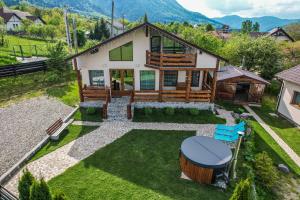 O vedere generală la munți sau o vedere la munte luată de la această cabană