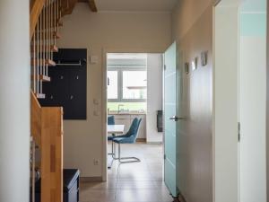 ゲーレン・レビンにあるLuxus Ferienhaus VILLA MEMORYの階段のある廊下、テーブルのある部屋