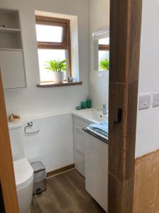 Ένα μπάνιο στο 1 Bed Flat - Sleeps 4 - Garden - Parking - Wifi