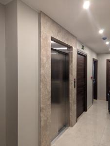 拉巴特的住宿－Domus Boutique Hotel，大楼内带电梯的走廊