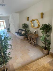 Korissia的住宿－KEA BLISS，一间拥有盆栽植物和镜子的客厅