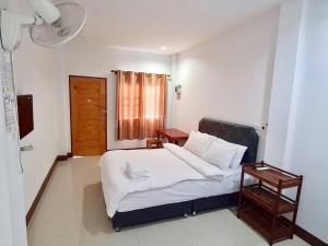Postel nebo postele na pokoji v ubytování โรงแรมบ้านครูตุ้ม เชียงคาน เลย Baankrutoom Hotel Chiangkhan Loei