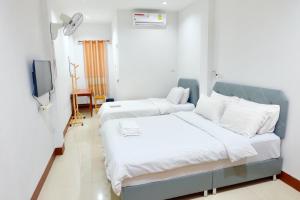 Tempat tidur dalam kamar di โรงแรมบ้านครูตุ้ม เชียงคาน เลย Baankrutoom Hotel Chiangkhan Loei