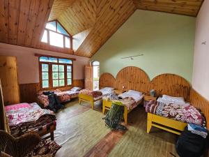 Rúm í herbergi á Orchards House - The Hidden Tribe