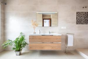 uma casa de banho com um lavatório e um espelho em Chalet Marbella Beach I em Marbella