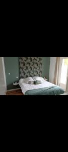 a bed in a room with a window and a bedspread at Leroi in Fay
