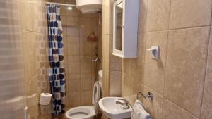 y baño con lavabo, aseo y ducha. en Anastasija en Kotor