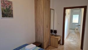 1 dormitorio con cama y armario de madera en Anastasija en Kotor