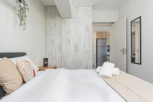 Postel nebo postele na pokoji v ubytování Amore 2-BR Apt By Finikoudes