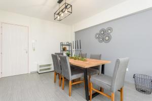 Posezení v ubytování Amore 2-BR Apt By Finikoudes