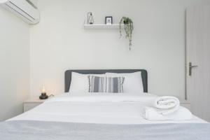 Postel nebo postele na pokoji v ubytování Amore 2-BR Apt By Finikoudes