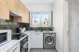 Kuchyň nebo kuchyňský kout v ubytování Amore 2-BR Apt By Finikoudes