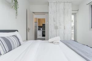 Postel nebo postele na pokoji v ubytování Amore 2-BR Apt By Finikoudes