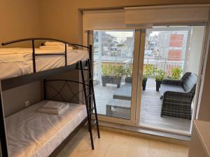 Etagenbett in einem Zimmer mit Balkon in der Unterkunft Tiny rooftop apartment in Athen