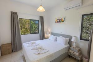 Una cama o camas en una habitación de Mylos Villas 40 fotos más
