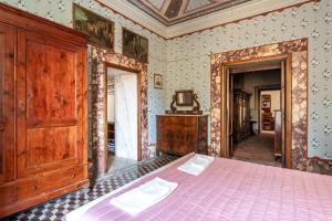 um quarto com uma cama com uma colcha rosa em La casa di Ida em Pescia