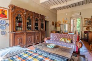 uma sala de estar com um sofá e uma mesa em La casa di Ida em Pescia