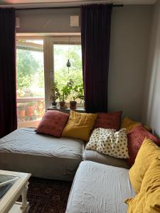 Habitación con 2 camas con almohadas y ventana en Central Gothenburg, en Gotemburgo