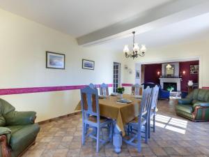 een eetkamer met een tafel en stoelen bij Holiday Home Les Chardonnets - BNV400 by Interhome in Biniville