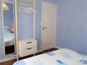 トレガンにあるHoliday Home Ty Coat Pin - TGC117 by Interhomeのベッドルーム(白いベッド1台、鏡付)